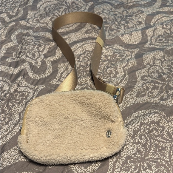Lululemon Everywhere Belt Bag Fleece - Picture 1 of 5